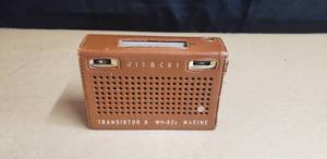 lot 28 image: Vintage Hitachi Transistor 8 Radio - Model WH-822
