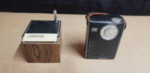 lot 42 image: Lot of 2 Vintage Radios - Realistic and Sony TFM-850W
