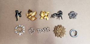 lot 87 image: Lot of 10 Brooches