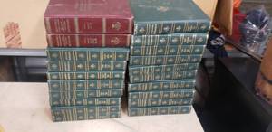 lot 262 image: Lot of Encyclopedia Britanica Encyclopedias
