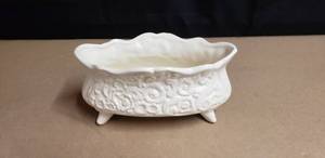 lot 159 image: Vintage Hull Pottery USA Footed Ceramic Planter w Floral Pattern, B34