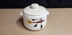 lot 160 image: Vintage Westbend Ceramic Croc