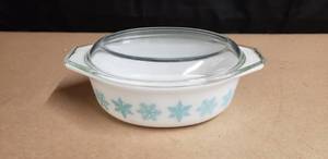 lot 182 image: Vintage Pyrex 043 Turquoise & White Snowflake 1 12 Quart Casserole Dish