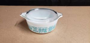 lot 183 image: Vintage Pyrex 472 Amish Butterprint 12 Pt Casserolle Dish