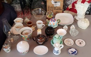lot 186 image: Large Lot of Vintage Glassware
