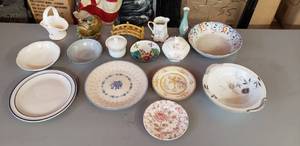 lot 187 image: Large Lot of Vintage Japanese Glassware