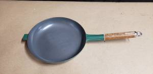 lot 194 image: Vintage Le Creuset #26 Cast Iron Skillet with Wood Handle