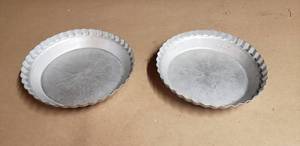 lot 195 image: Lot of 2 Vintage Wear-Ever 10 Aluminum Fluted Pie Tins #2865