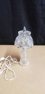 lot 205 image: Beautiful Heavy Leaded Glass Table Lamp