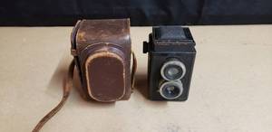 lot 215 image: Vintage Wards Wardflex Camera with Leather Case