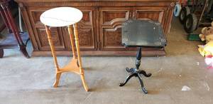 lot 225 image: Lot of 2 Small End Tables