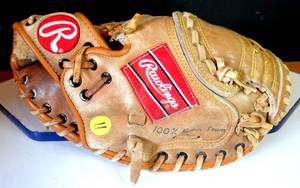 lot 11 image: Rawlings Mike Piazza RCM 45 Catchers Glove $$