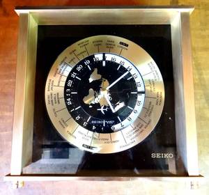 lot 18 image: BEAUTIFUL BRASS DEDICATION MULTI ZONE TIMECLOCK - BATTERY POWERED