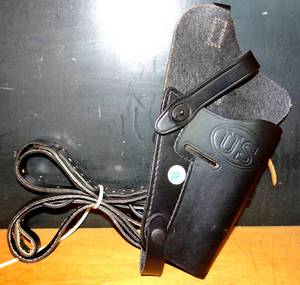 lot 22 image: Genuine US Military Adirondack Black Leather Shoulder Holster M7M9