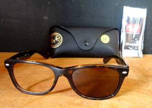 lot 64 image: RAYBAN WAYFARER DESIGNER FRAMES & CASE (NEED REPLACEMENT LENSES)