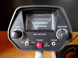 lot 82 image: Treasure Cove Metal Detector TC-1020 wCase