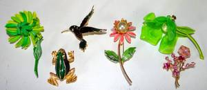 lot 108 image: NICE ASSORTMENT OF BROACH PINS