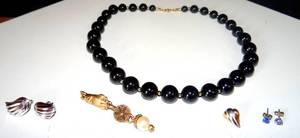 lot 110 image: ASSORTMENT OF JEWELRY AS SHOWN
