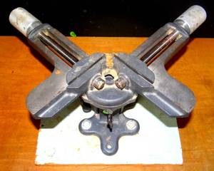 lot 114 image: Miter Vise 90 Degree Angled Picture Framing Clamp