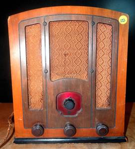 lot 122 image: VINTAGE GENERAL ELECTRIC M-42 TUBE RADIO