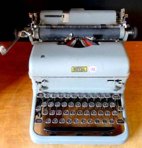 lot 132 image: VINTAGE ROYAL TYPEWRITER IN WORKING CONDITION