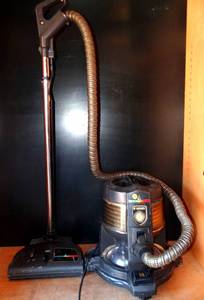 lot 250 image: Rainbow E Series Vacuum - TESTEDSTRONG SUCTION $$$