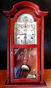 lot 252 image: Strausbourg Manor Tempus Fugit 28 Chiming Wall Clock