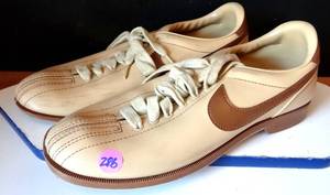 lot 286 image: NIKE MENS BOWLING SHOES - SIZE 9