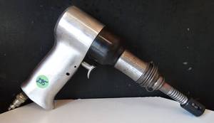 lot 295 image: UNBRANDED AIR TOOL AS SHOWN