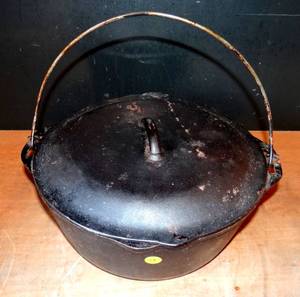 lot 328 image: VINTAGE NO 10 CAST IRON DUTCH OVEN - MADE IN USA