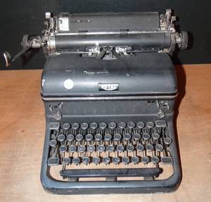 lot 332 image: VINTAGE ROYAL TYPEWRITER IN WORKING CONDITION