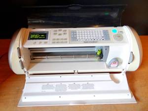 lot 338 image: Cricut Expression Personal Electronic Cutter wPlantain Schoolbooks - TESTED WITH NON BRAND POWER SUPPLY