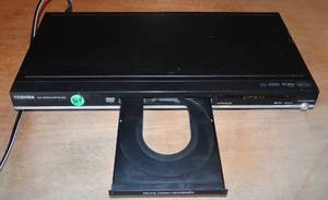lot 364 image: Toshiba SD-4000 Progressive Scan DVD, DVD-Video, DVD-R, DVD-RW, CD, CD-R, CD-RW, VCD, MP3, WMA, JPEG, Dolby Digital, DTS, DivX Player - POWER TESTED GOOD