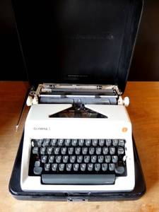 lot 324 image: BIG $ ITEM - Vintage Olympia SM-9 Deluxe Manual Typewriter with Case - OPERATIONAL