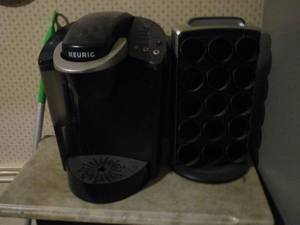 lot 8 image: WORKING KEURIG COFFEE MAKER W KEURIG K-CUP 30 COFFEE POD STAND,&nbsp