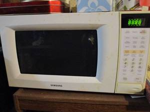 lot 9 image: WORKING SAMSUNG MICROWAVE