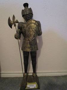 lot 32 image: SMALL VINTAGE METAL KNIGHT STATUE, ROUGHLY 2 TALL