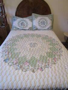 lot 40 image: VINTAGE QUILT, QUILTED PILLOW CASES &amp SHEETS