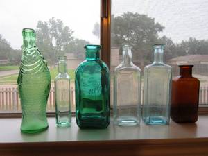 lot 43 image: VINTAGE GLASS BOTTLES, INCLUDING VINTAGE GREEN GLASS FISH BOTTLE