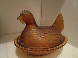 lot 48 image: VINTAGE AMBER GLASS NESTING HEN DISH&nbsp