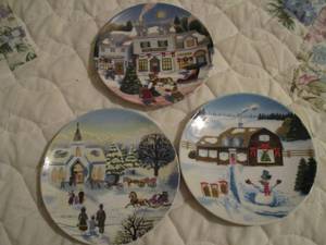 lot 52 image: SET OF 3 CHRISTMAS THEMED COLLECTORS PLATES