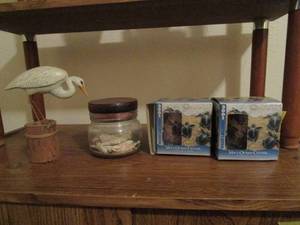 lot 55 image: VINTAGE GLASS JAR WITH SEASHELLS WOODEN LID, BIRD STATUE PERCHED ON BEACH STYLE WOOD BLOCK