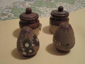 lot 56 image: SMALL VINTAGE STONEWARE POTS, SALT & PEPPER SHAKERS FROM MEXICO