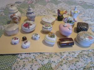 lot 61 image: GENEROUS LOT OF UNIQUE CERAMIC TRINKET BOXES