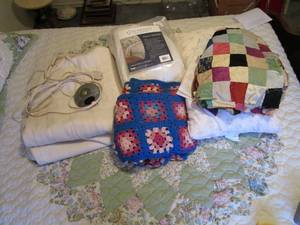 lot 68 image: HEATING BLANKET WITH&nbsp CONTROL PANEL AND CORDS, CROCHETED BLANKET, QUILT, PILLOW AND PILLOWCASE.