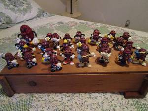 lot 11 image: 25 VINTAGE 1980s CALIFORNIA RAISINS FIGURES