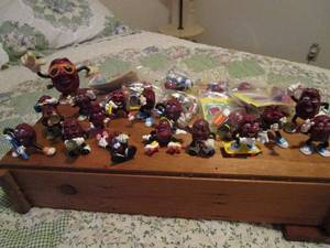 lot 14 image: OVER 20 VINTAGE CALIFORNIA RAISINS FIGURINES, SOME NEW IN PACKAGE