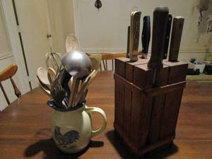 lot 20 image: VINTAGE 1983 ROOSTER PITCHER WITH COOKING UTENSILS SOME VINTAGE, AND OTHER MISC&nbsp WOODEN KNIFE BLOCK WITH MISC KNIVES AND KNIFE SHARPENER.