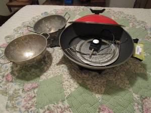 lot 25 image: ELECTRIC WOK W INSERTABLE GRILLING LEDGE, 2 STRAINERS