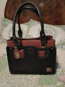 lot 71 image: DORI GENUINE LEATHER HANDBAG. GREAT CONDITION, APPEARS NEW AND UNUSED.&nbsp
